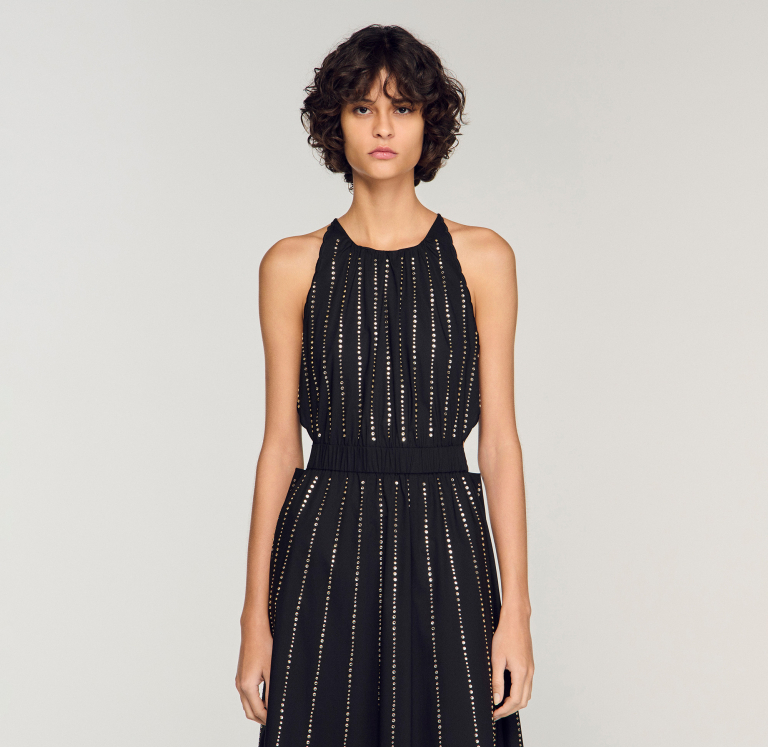 Жіноча чорна сукня, прикрашена стразами