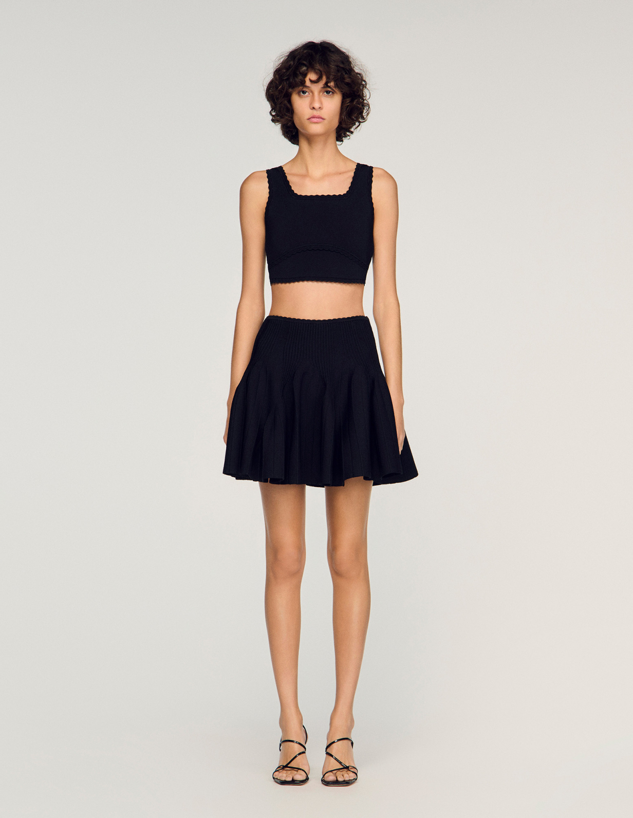 Жіночий в'язаний топ з фестончастим оздобленням_2