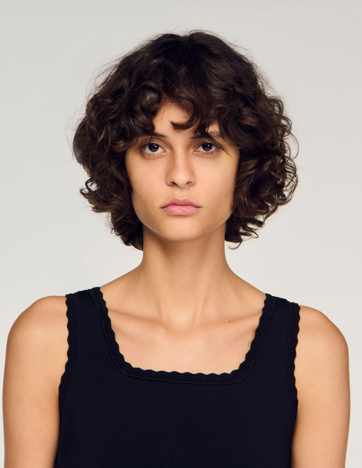 Жіночий в'язаний топ з фестончастим оздобленням_3