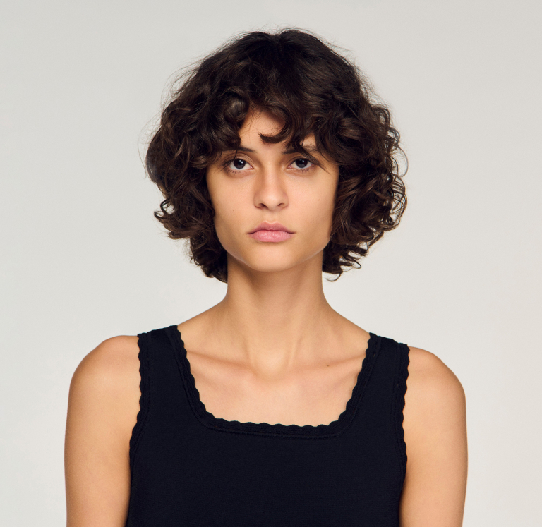 Жіночий в'язаний топ з фестончастим оздобленням