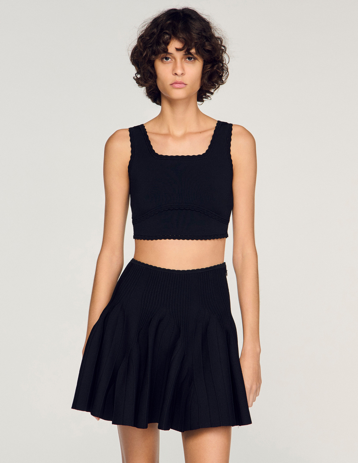 Жіночий в'язаний топ з фестончастим оздобленням_4