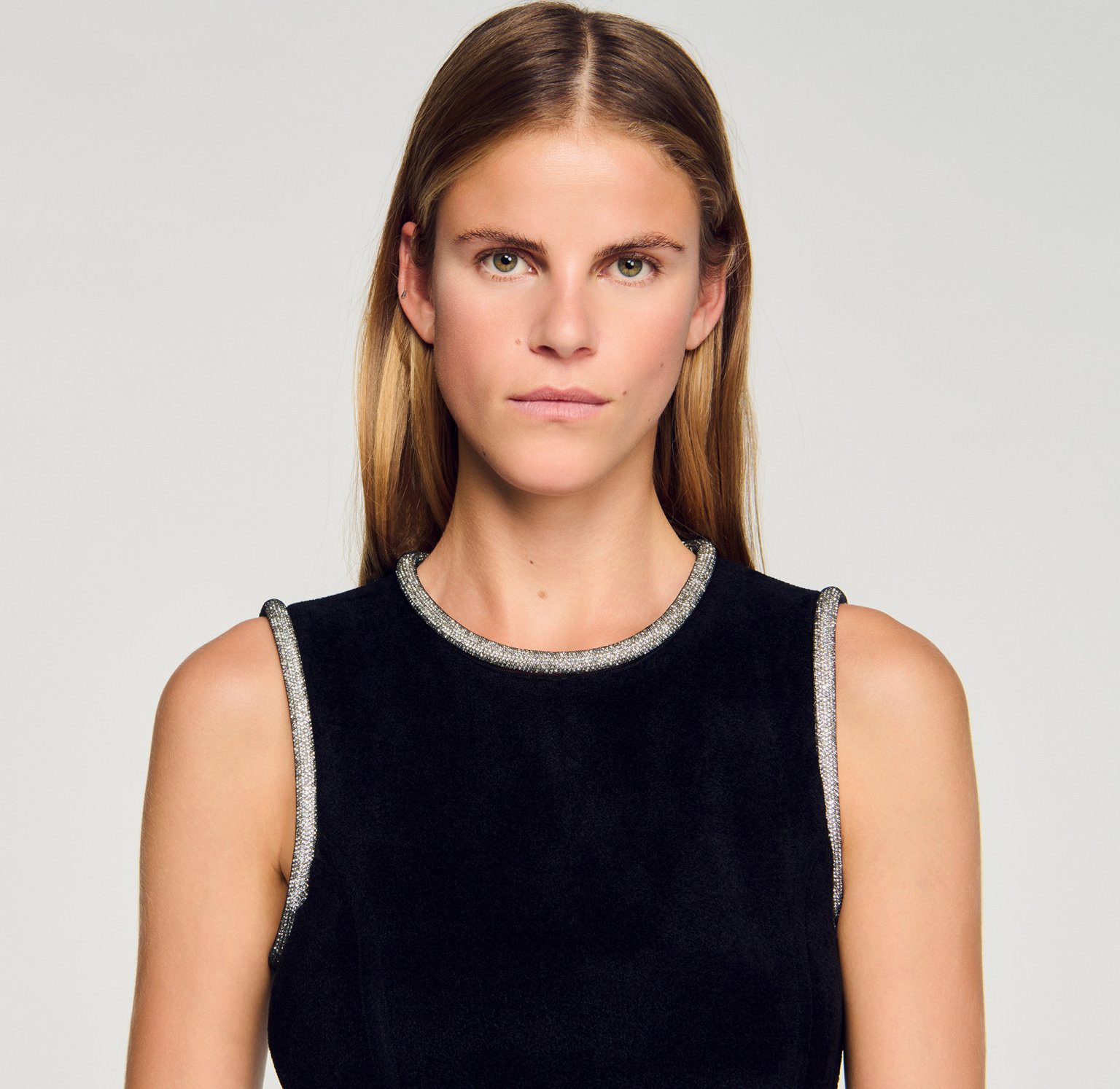 Женское длинное платье с разрезом и стразами_3