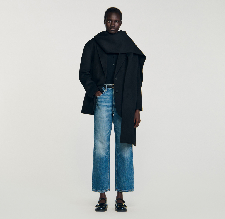 Женское короткое пальто с интегрированным шарфом