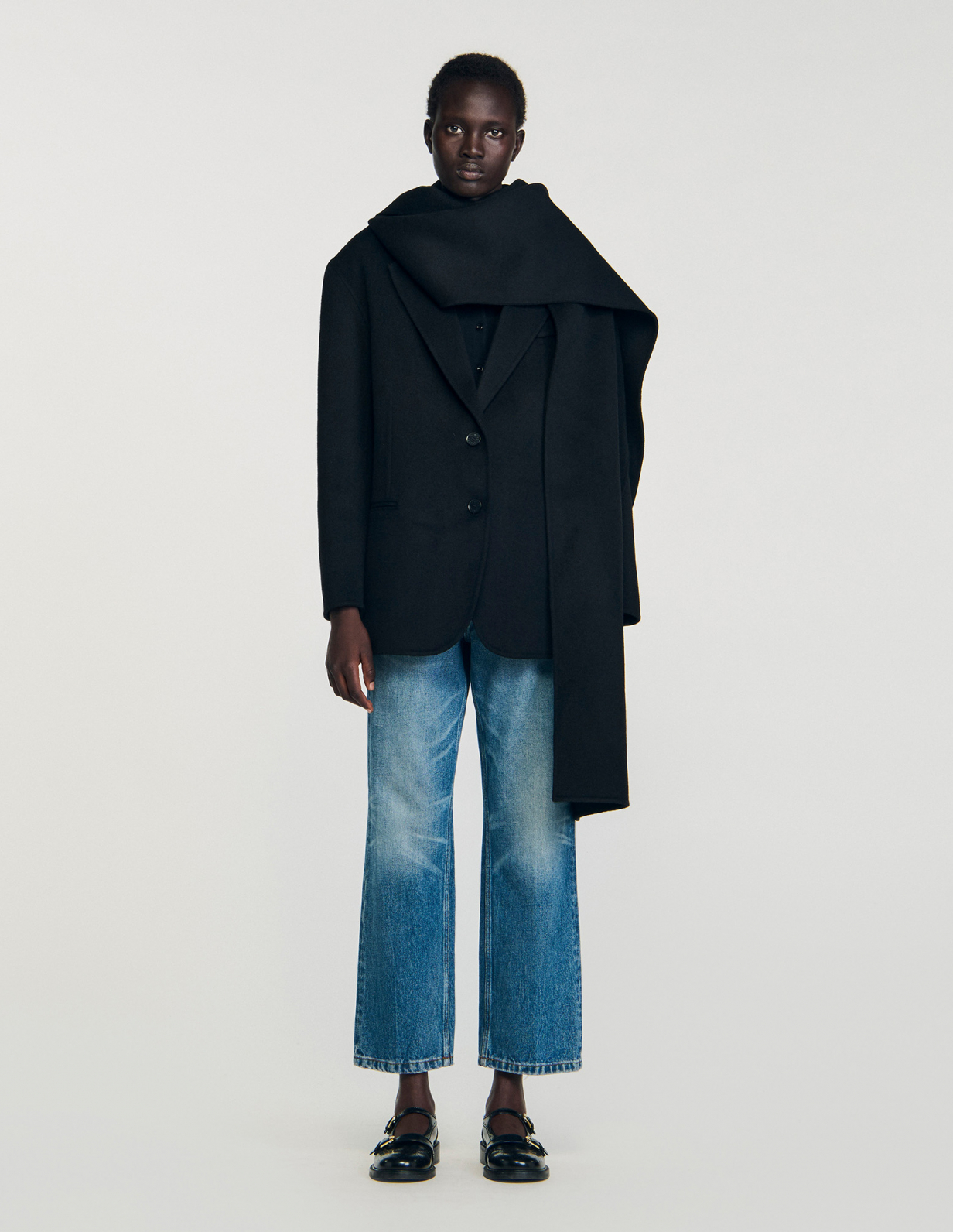 Женское короткое пальто с интегрированным шарфом_2