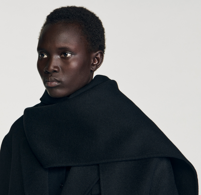 Женское короткое пальто с интегрированным шарфом