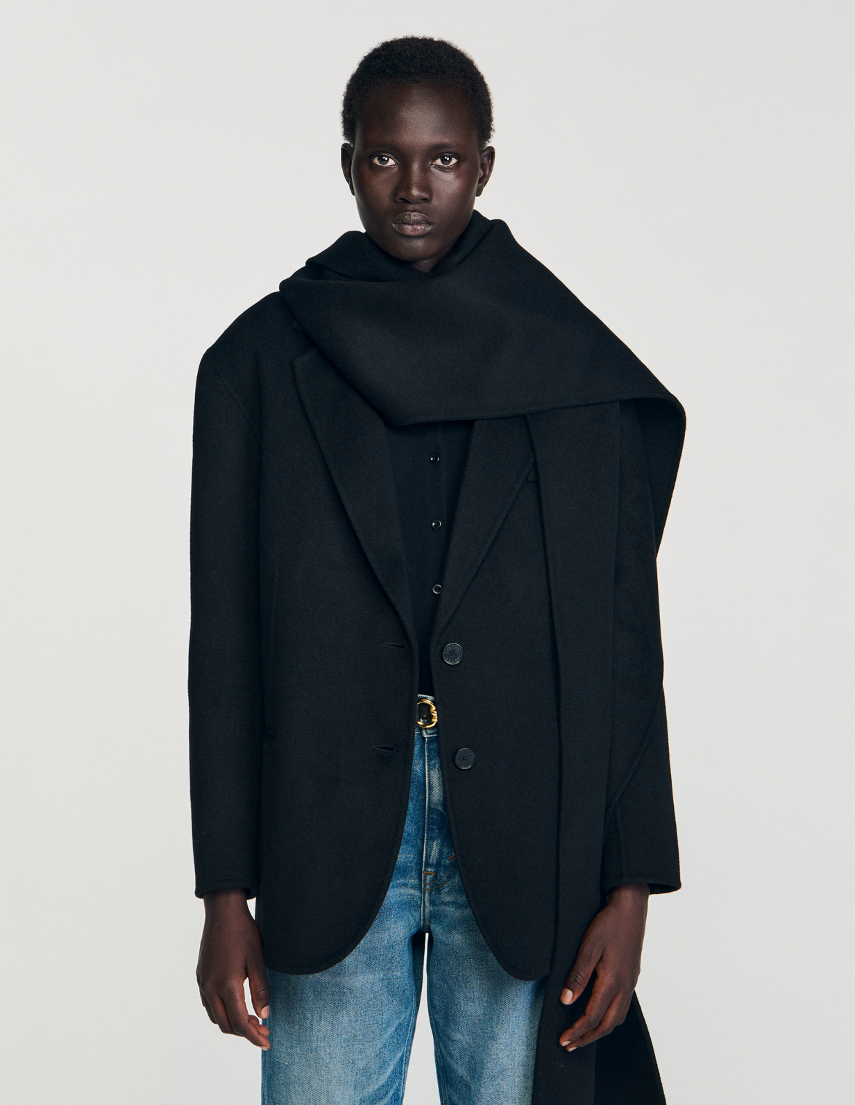 Женское короткое пальто с интегрированным шарфом_4