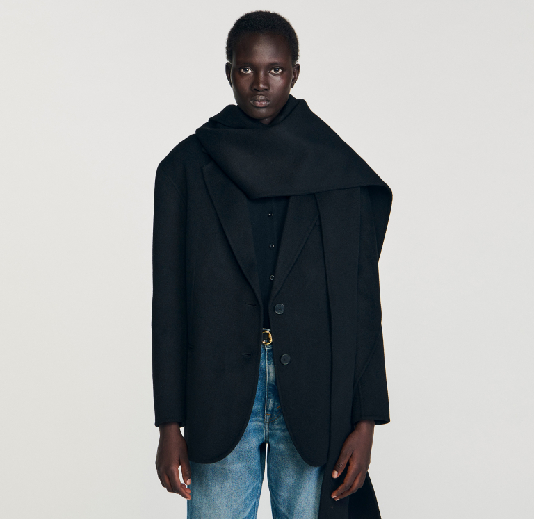 Женское короткое пальто с интегрированным шарфом