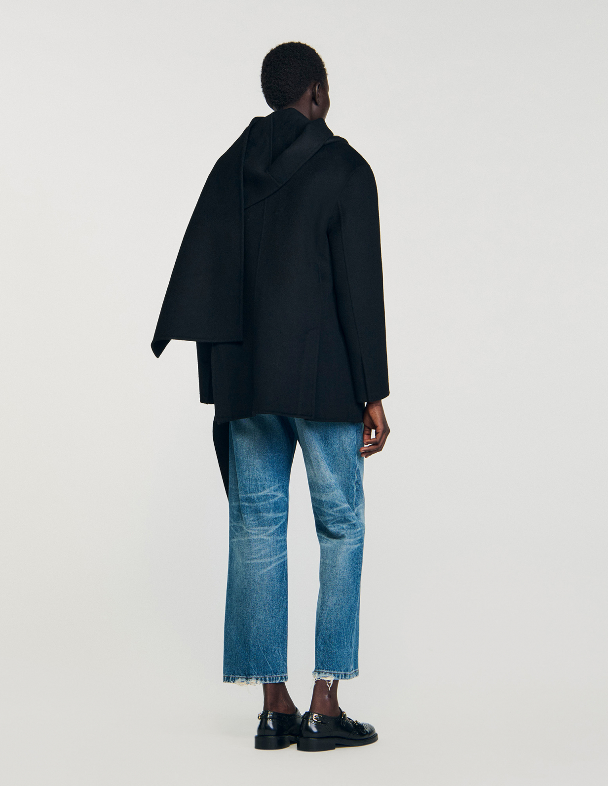 Женское короткое пальто с интегрированным шарфом_5