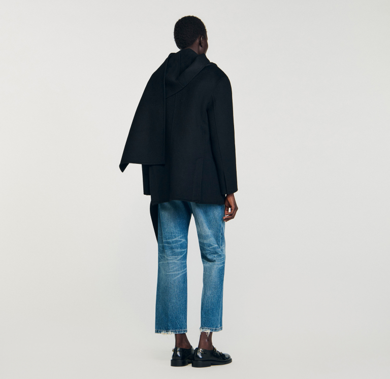 Женское короткое пальто с интегрированным шарфом