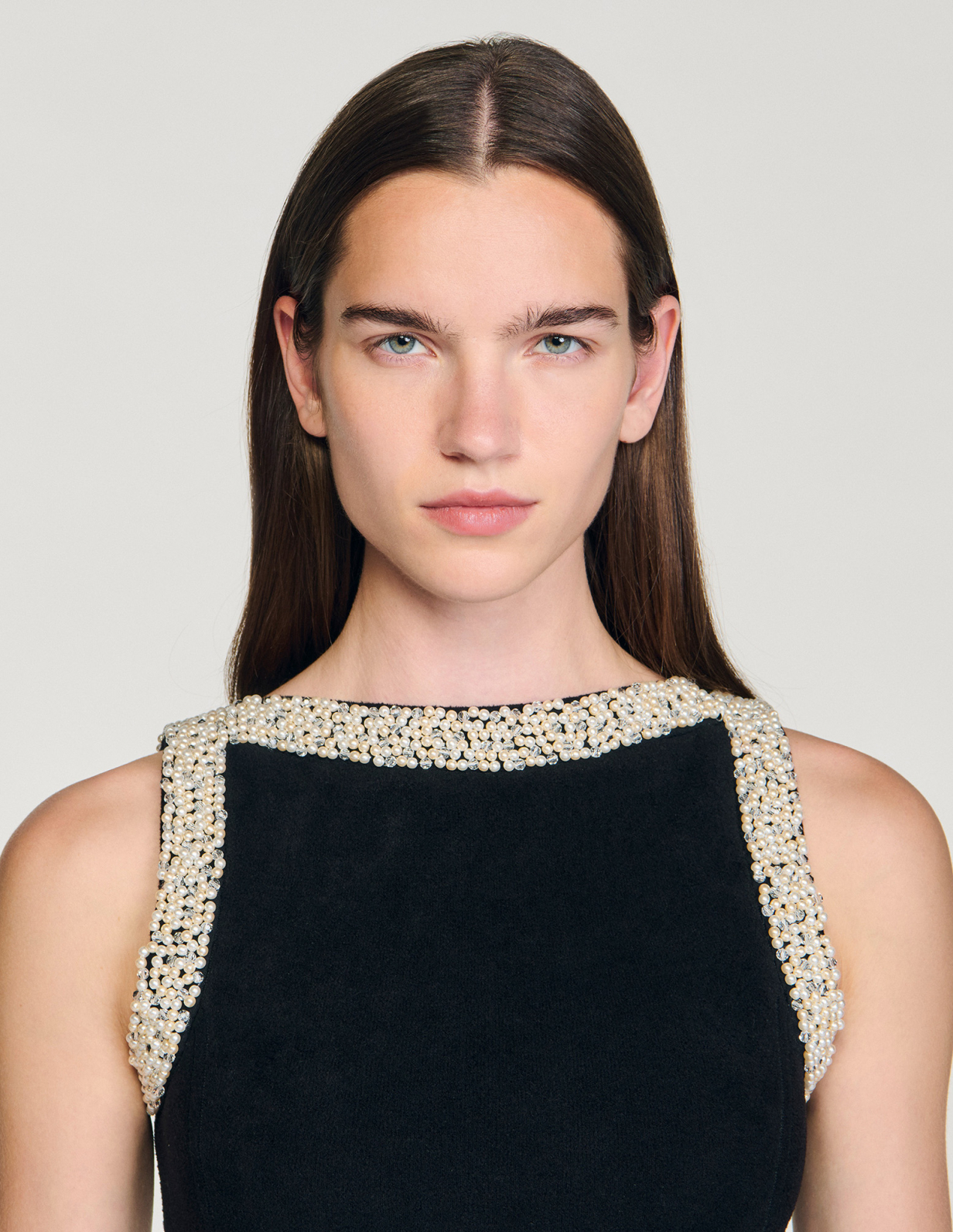 Женское короткое платье с декоративным жемчугом_3