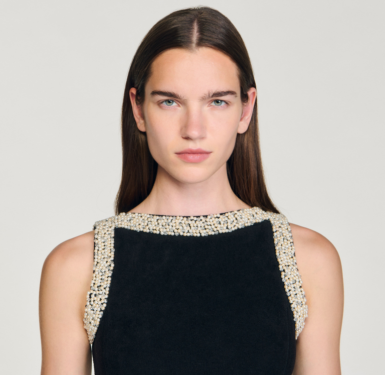 Женское короткое платье с декоративным жемчугом