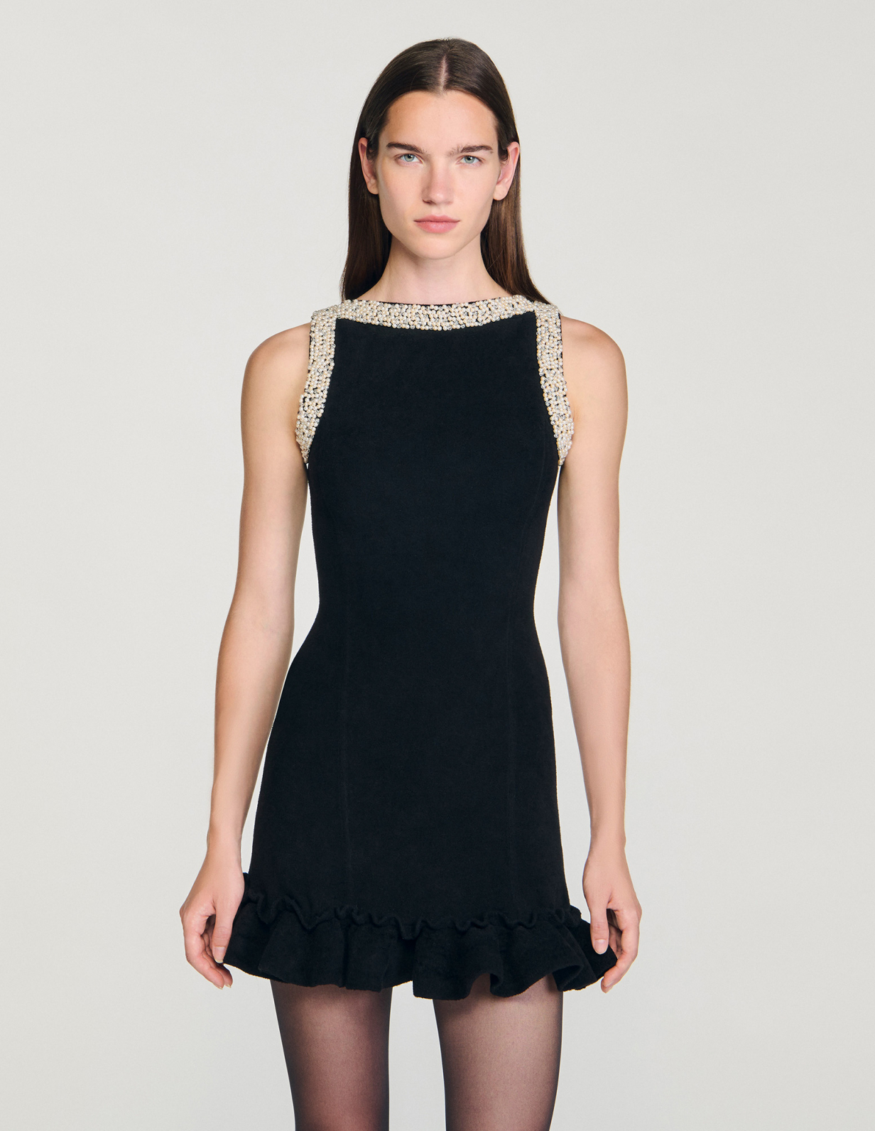 Женское короткое платье с декоративным жемчугом_4