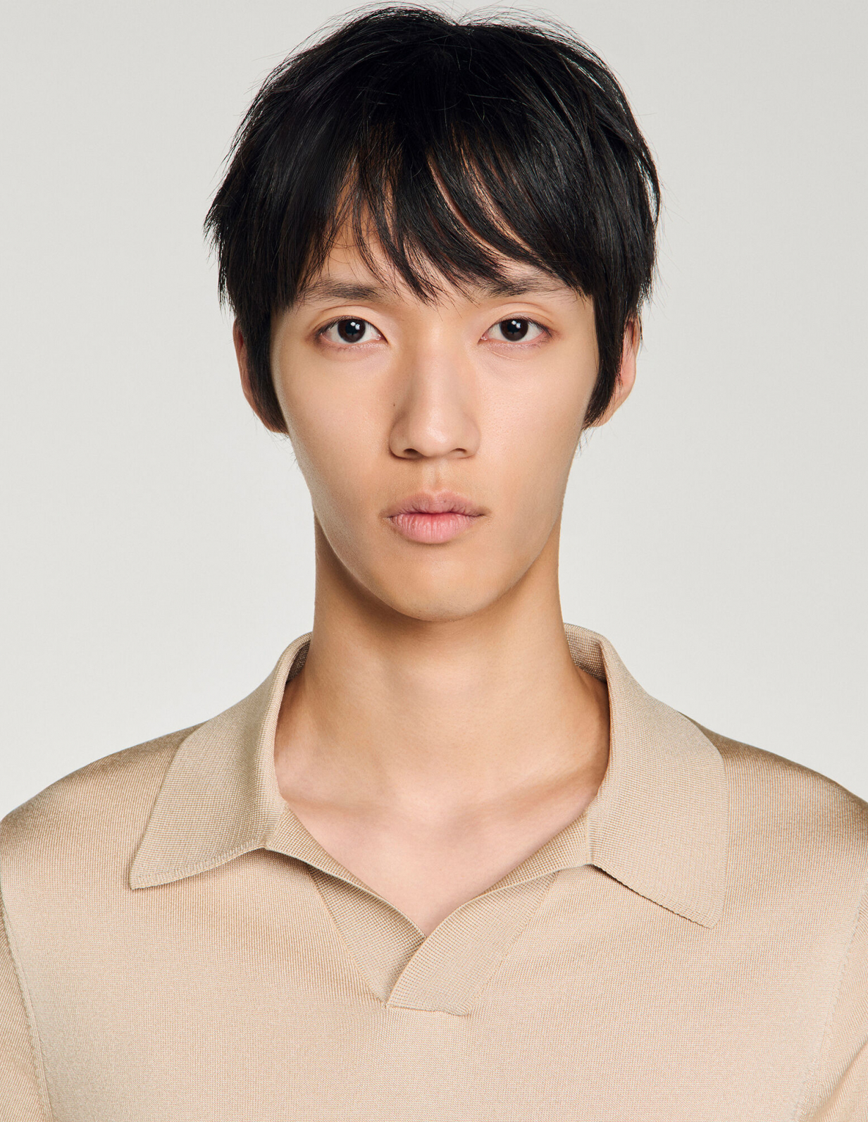 Чоловіче трикотажне поло з V-подібним вирізом_3