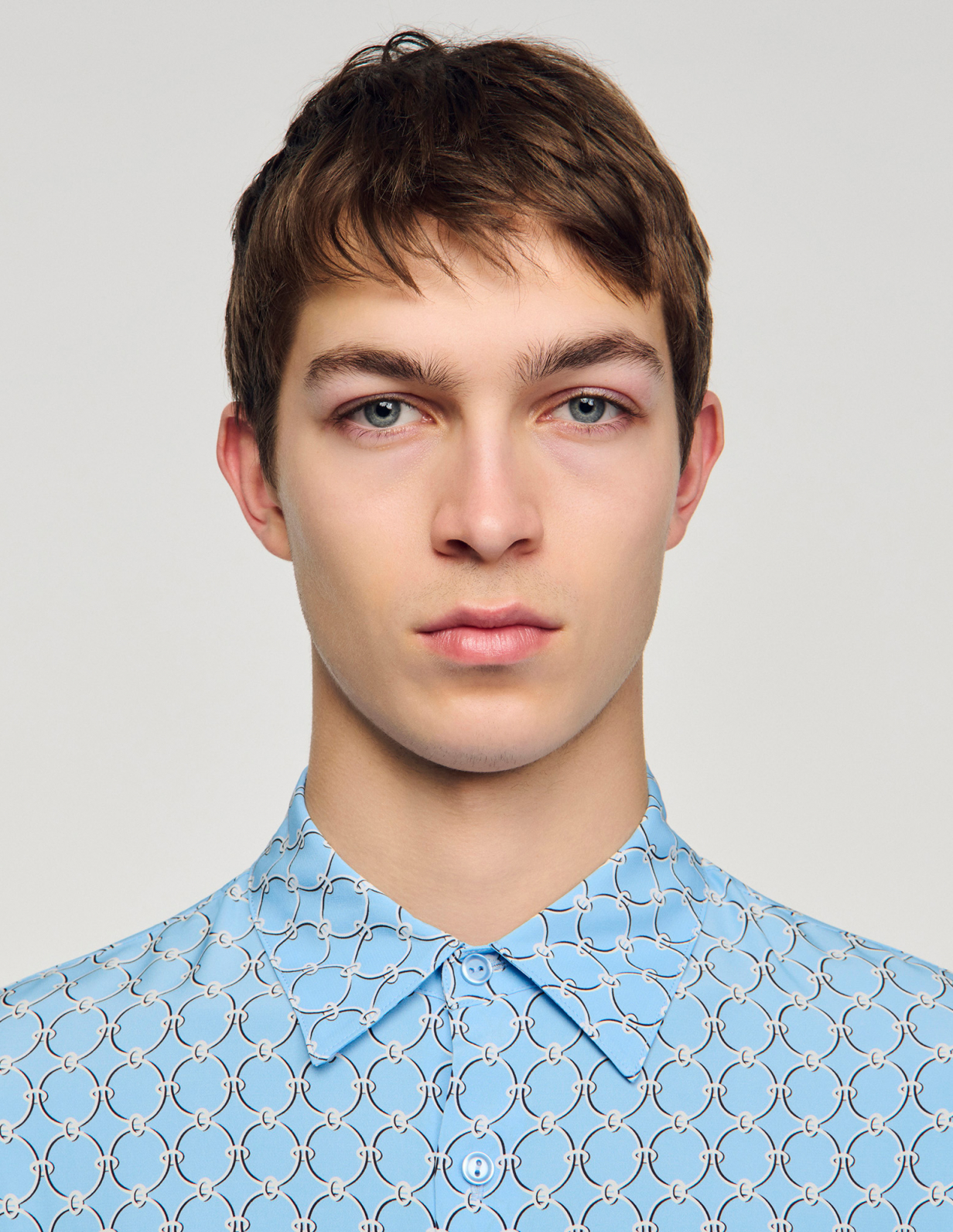 Чоловіча блакитна сорочка з принтом у вигляді ланок_3