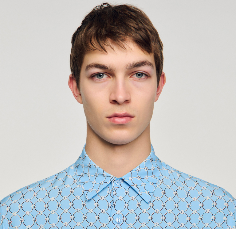 Чоловіча блакитна сорочка з принтом у вигляді ланок