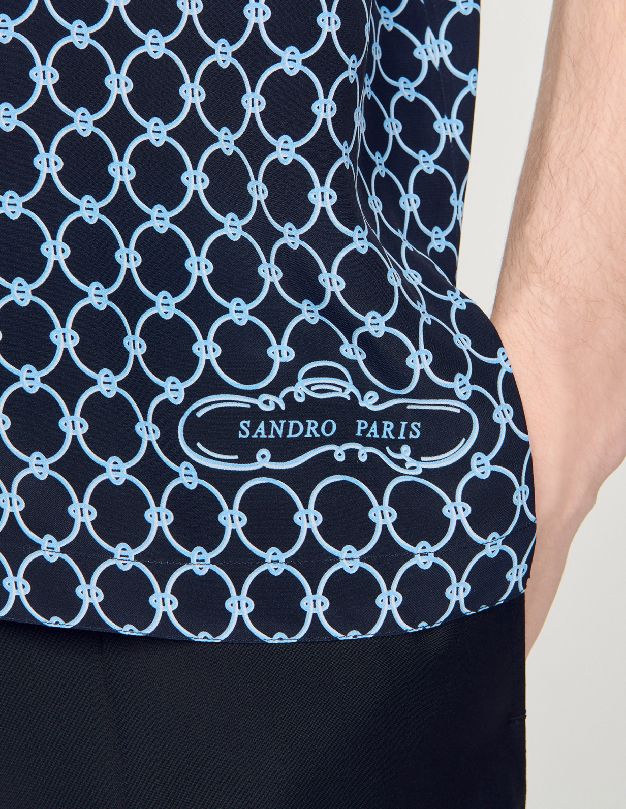 Мужская синяя рубашка с принтом в виде звеньев_3