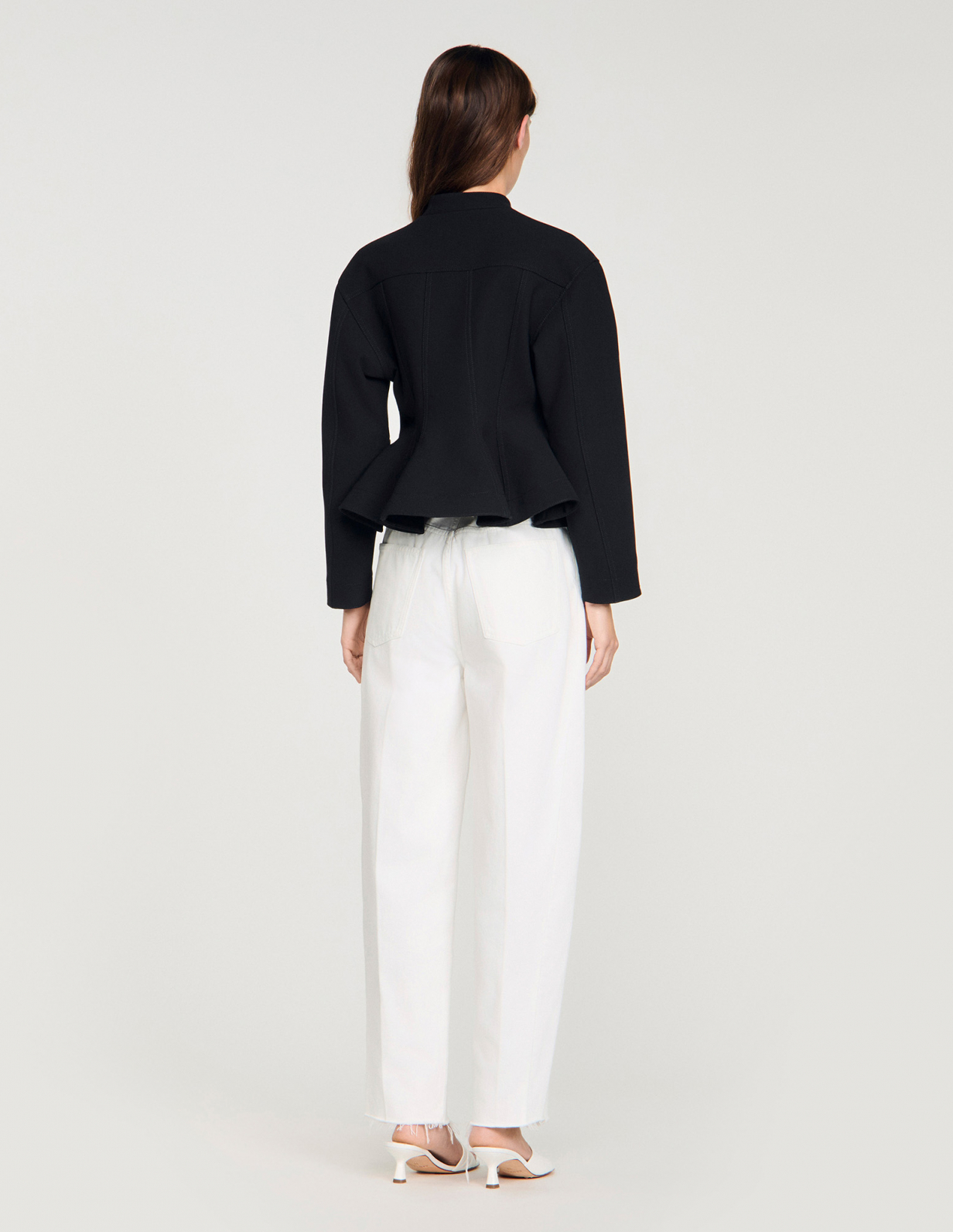 Женский короткий жакет с баской и оборками._5