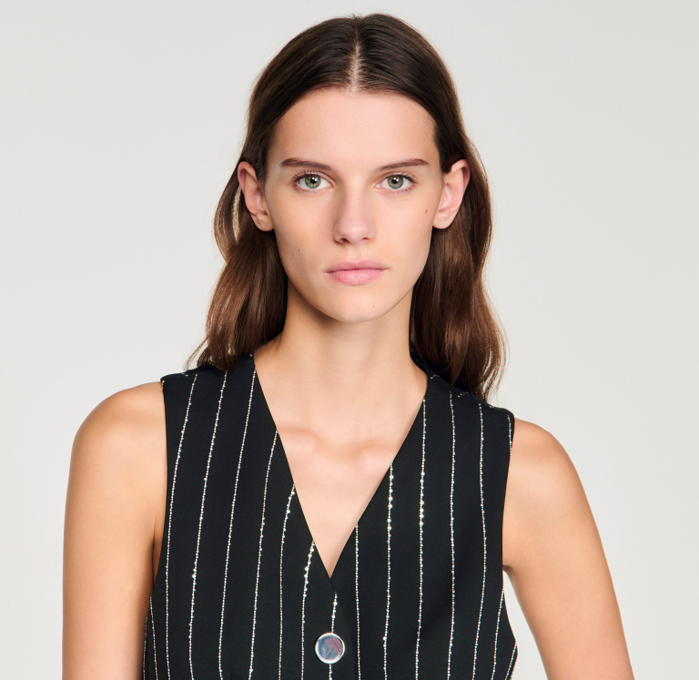 Женский жилет в полоску с пайетками