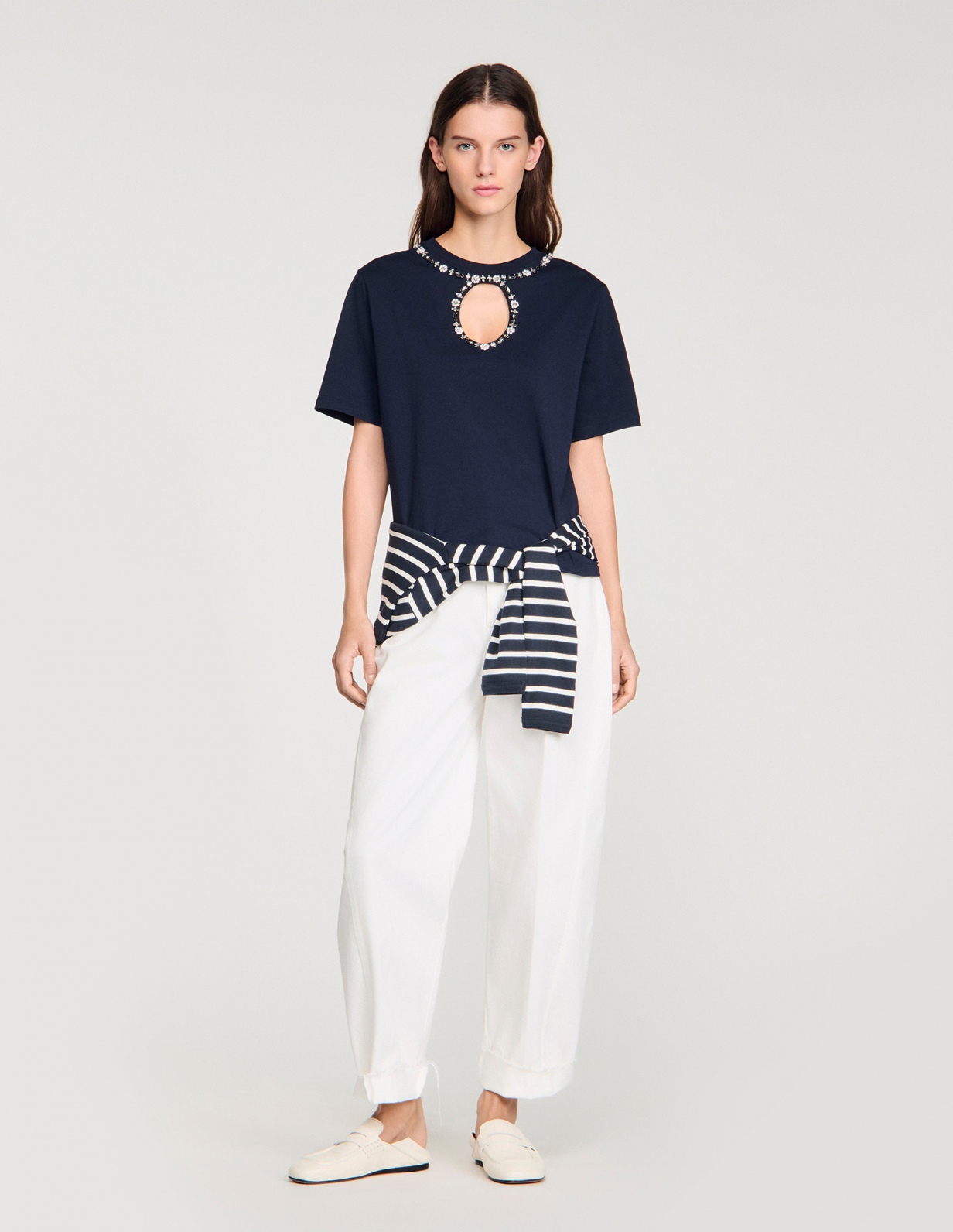 Женская футболка с вырезом, украшенная стразами_1