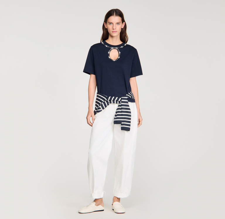 Женская футболка с вырезом, украшенная стразами