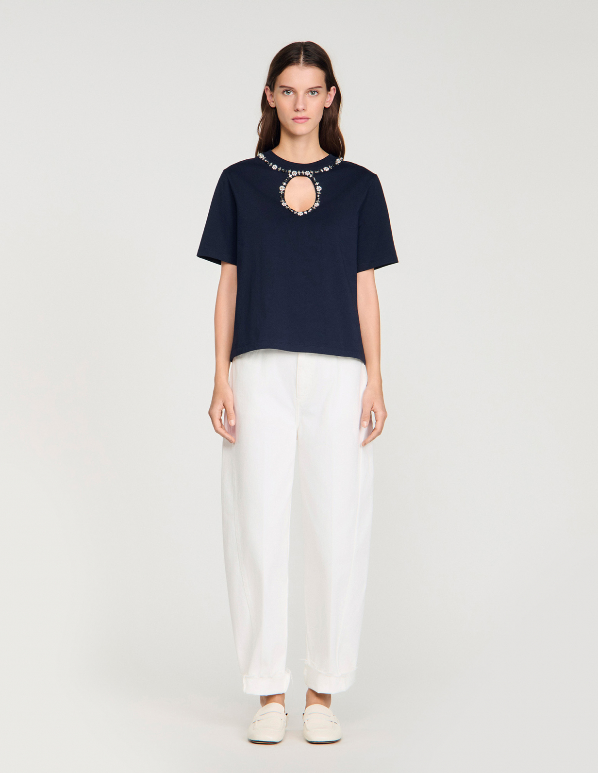 Женская футболка с вырезом, украшенная стразами_2