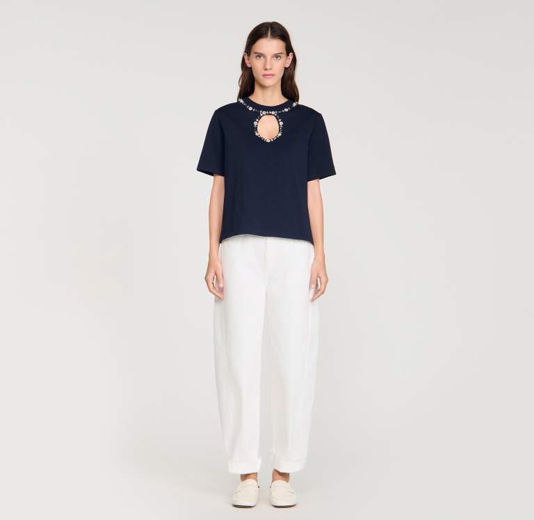 Женская футболка с вырезом, украшенная стразами