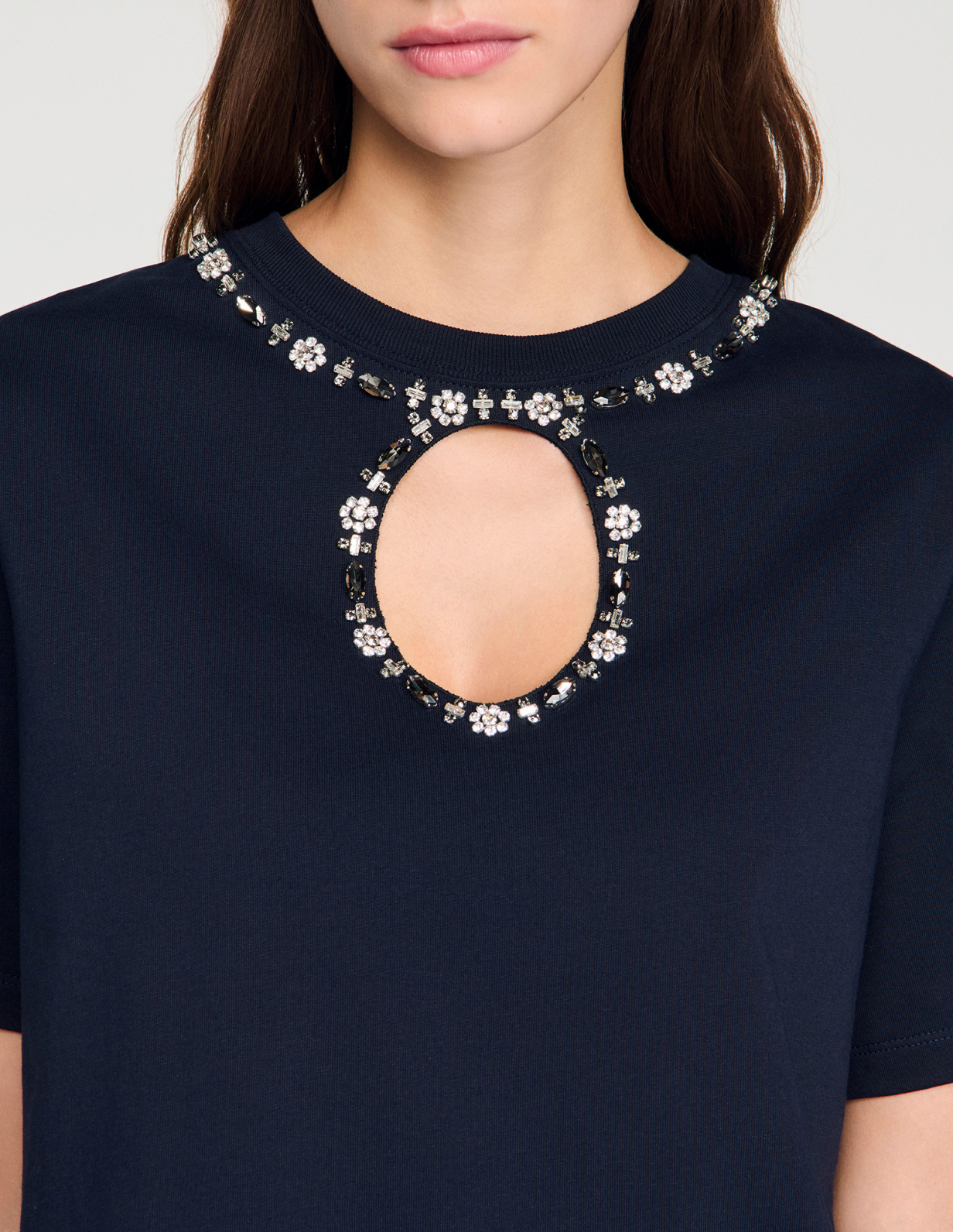 Женская футболка с вырезом, украшенная стразами_3