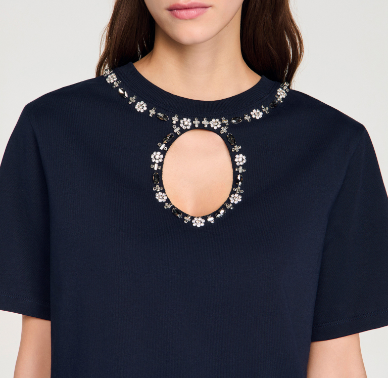 Женская футболка с вырезом, украшенная стразами