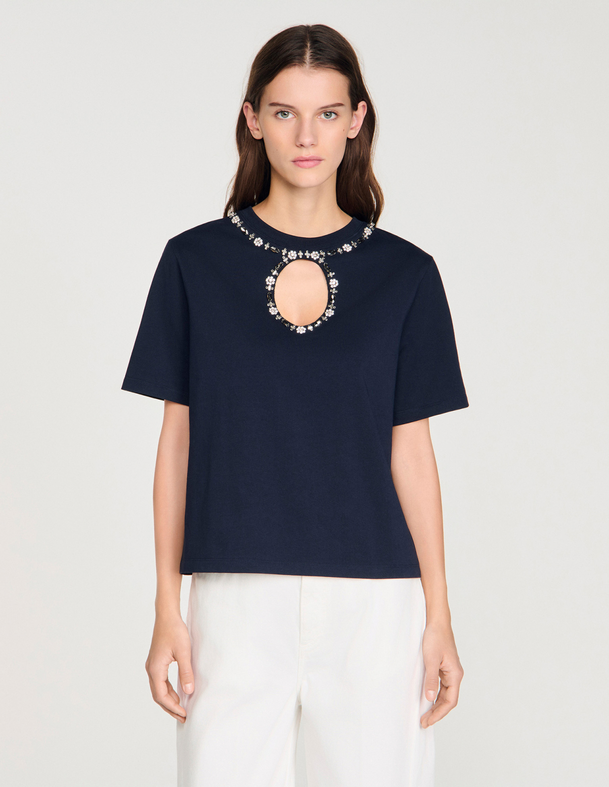 Женская футболка с вырезом, украшенная стразами_4