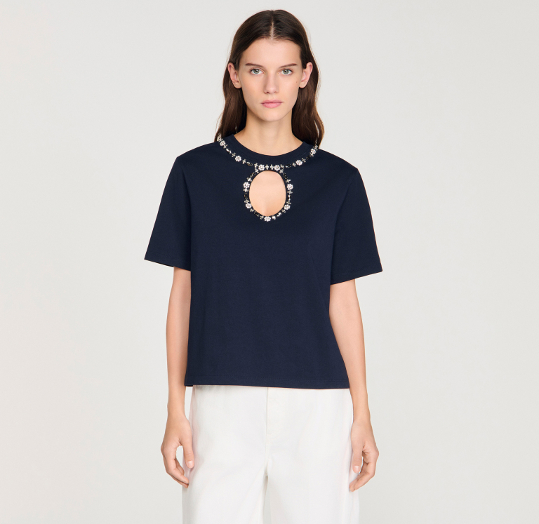 Женская футболка с вырезом, украшенная стразами