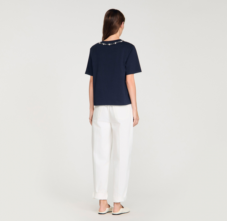 Женская футболка с вырезом, украшенная стразами