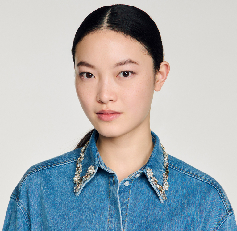 Жіноча джинсова сорочка з квітковим візерунком