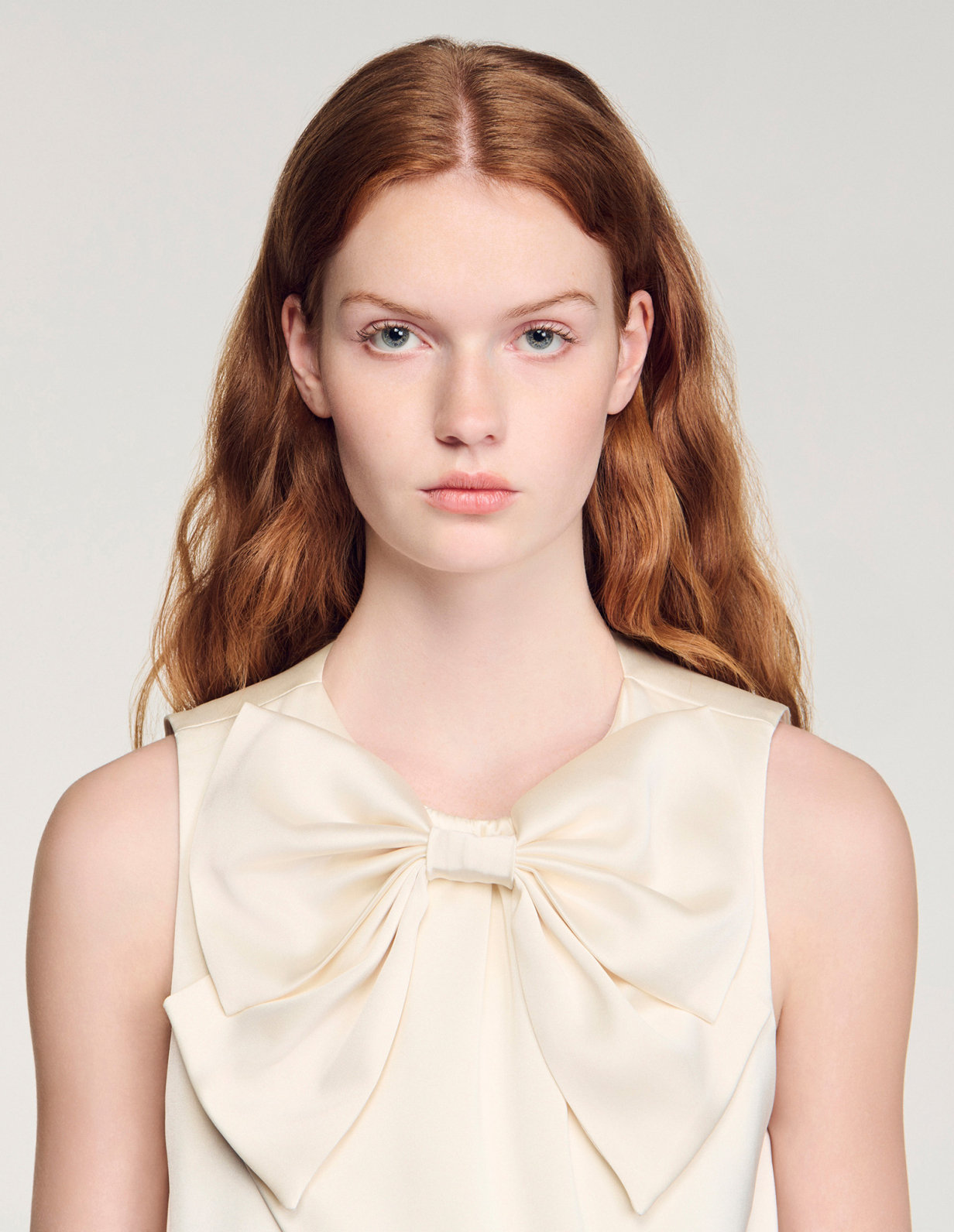 Жіночий короткий атласний топ з бантом_3