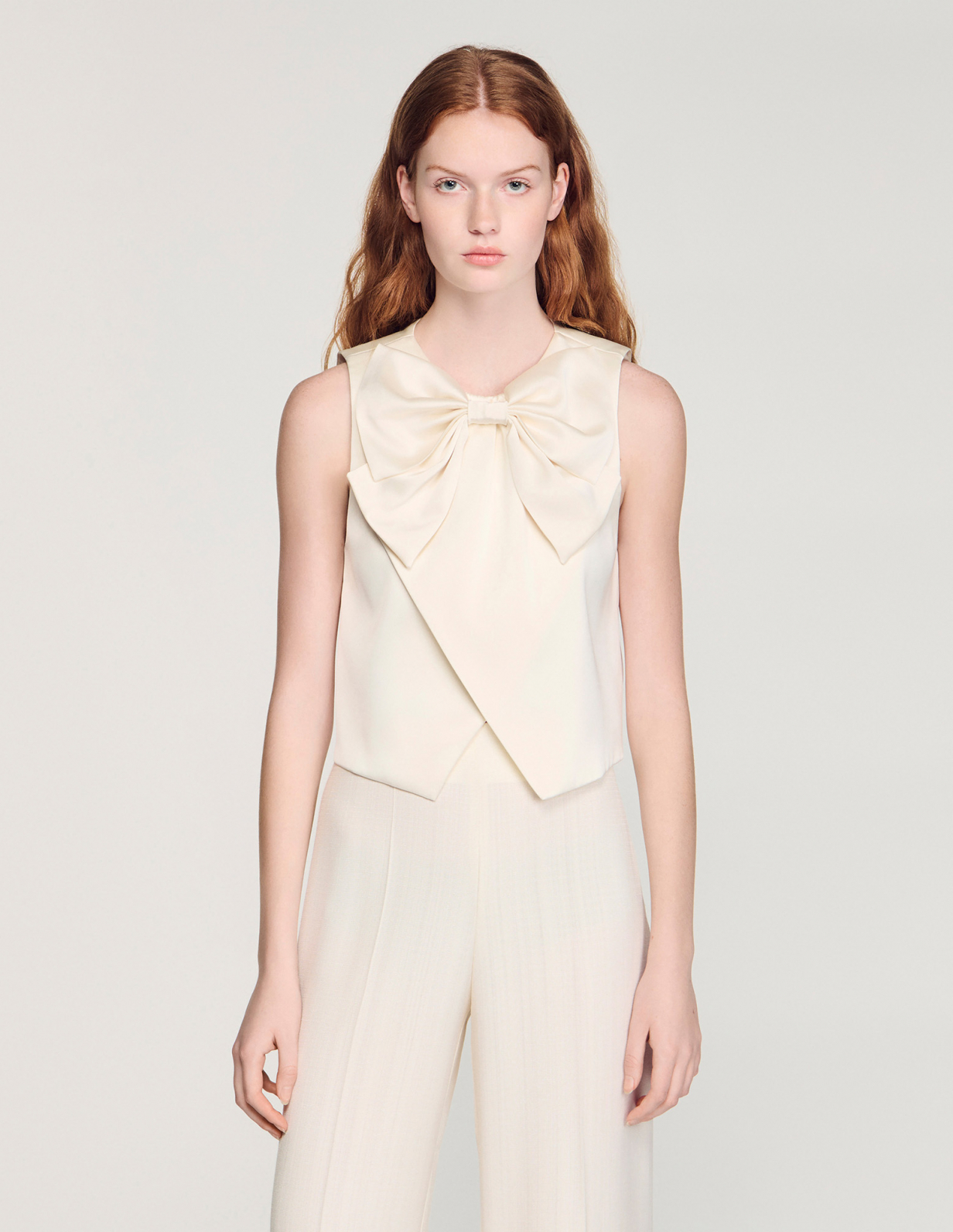 Жіночий короткий атласний топ з бантом_4