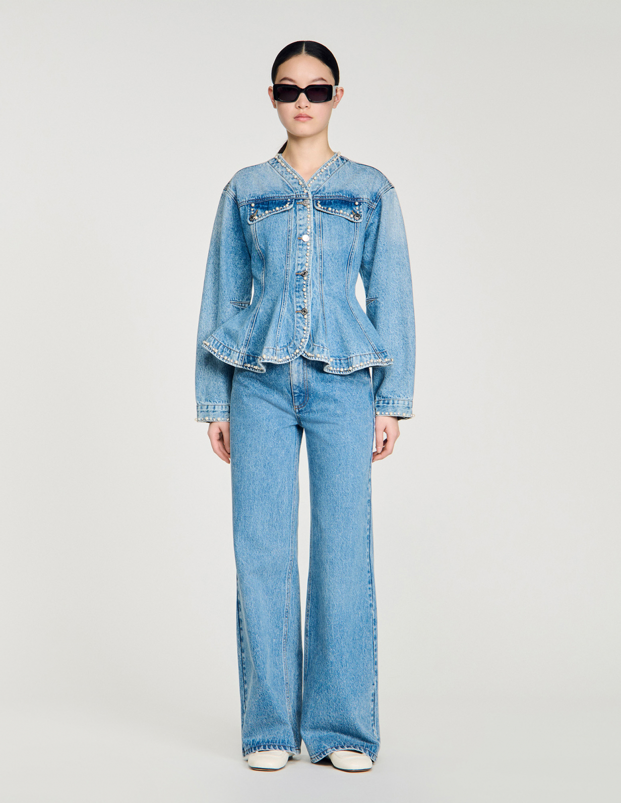 Жіноча джинсова куртка, прикрашена стразами та перлами_1