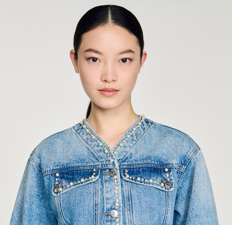 Жіноча джинсова куртка, прикрашена стразами та перлами