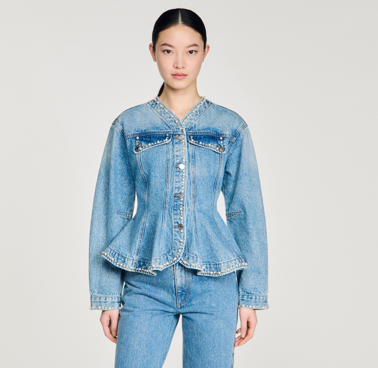 Жіноча джинсова куртка, прикрашена стразами та перлами