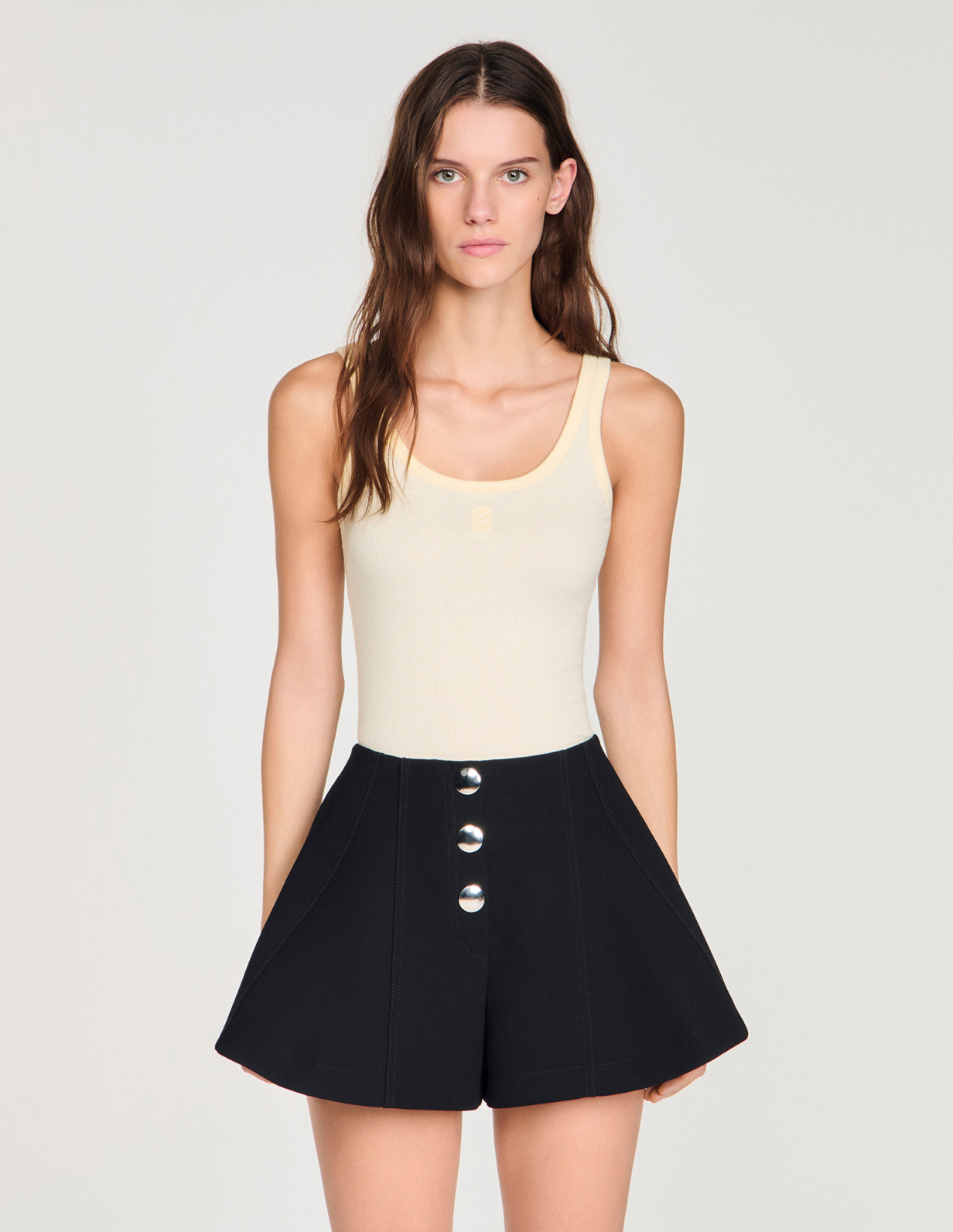 Женские расклешенные шорты на кнопках_4