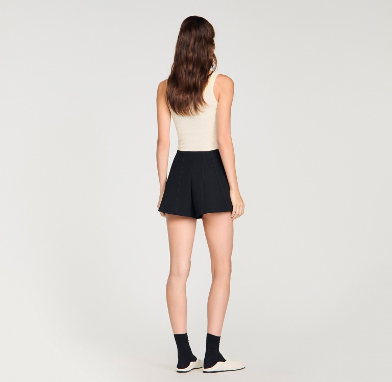 Женские расклешенные шорты на кнопках