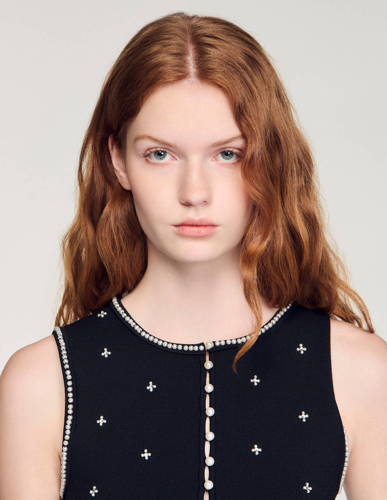 Жіночий в'язаний топ з вишивкою і стразами_3