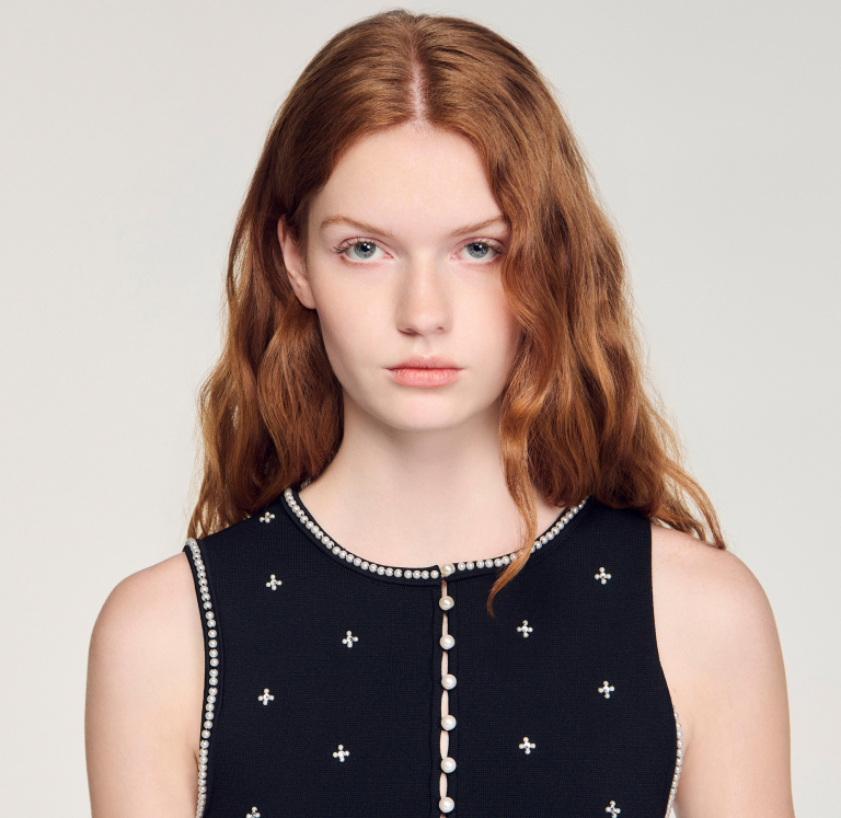 Жіночий в'язаний топ з вишивкою і стразами