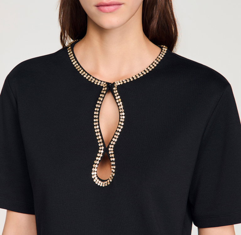 Женская укороченная футболка со стразами