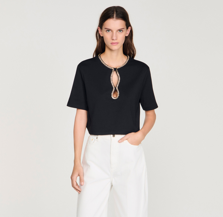 Женская укороченная футболка со стразами