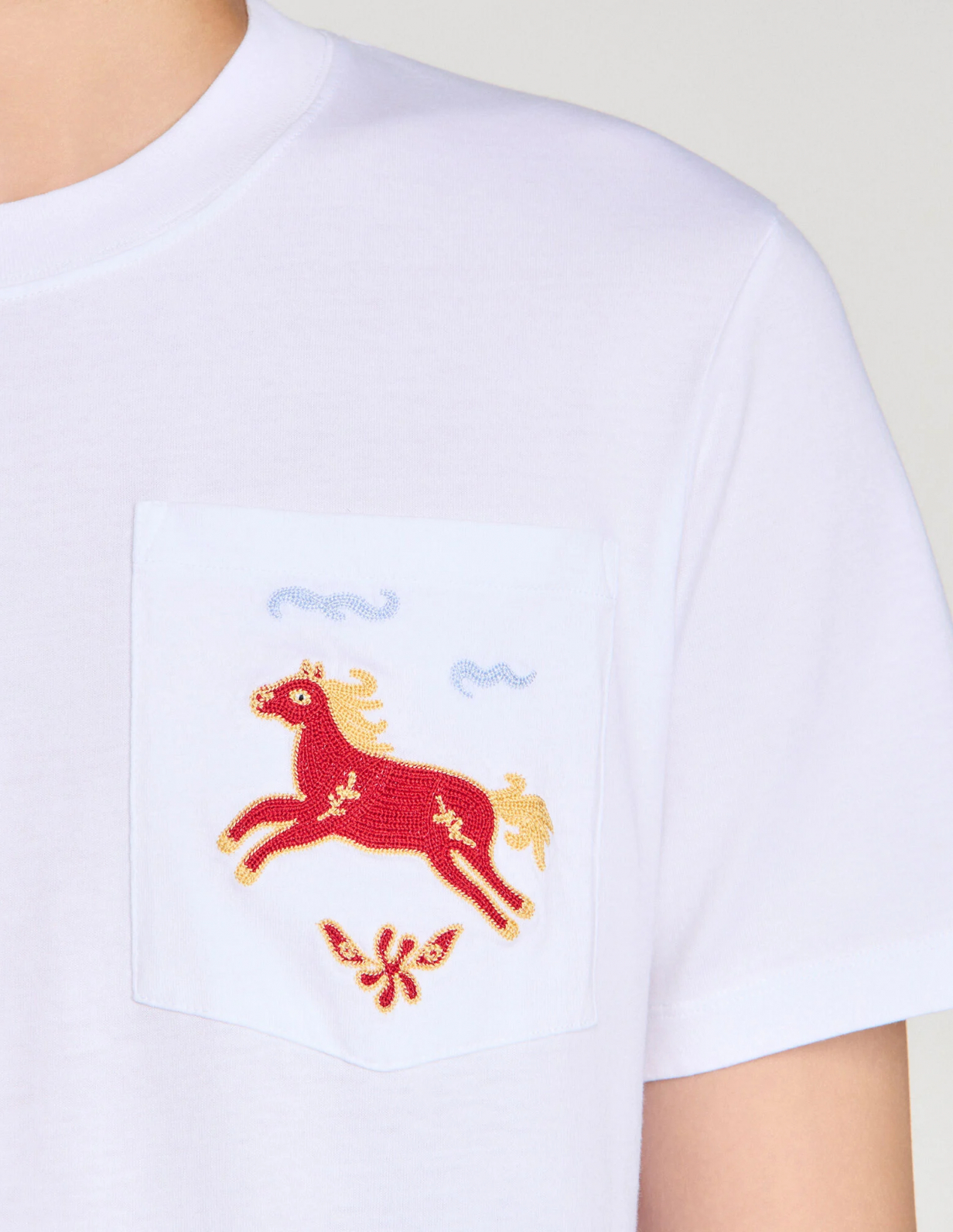 Чоловіча біла футболка з вишивкою коня_3