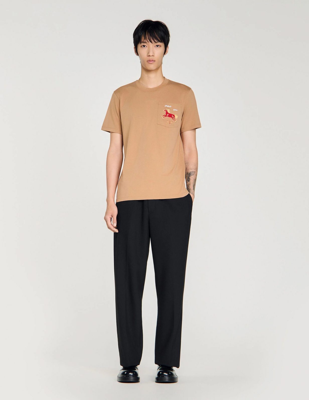 Чоловіча бежева футболка з вишивкою коня_1