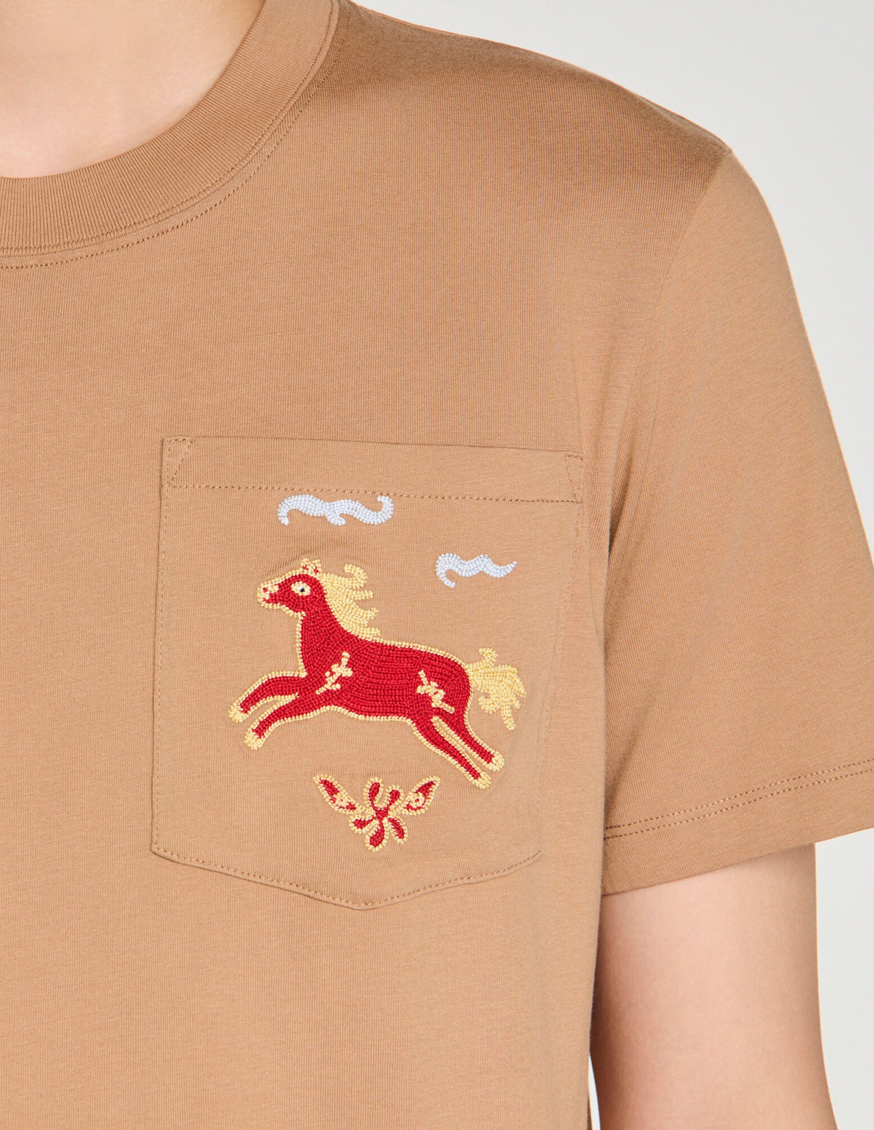 Чоловіча бежева футболка з вишивкою коня_3