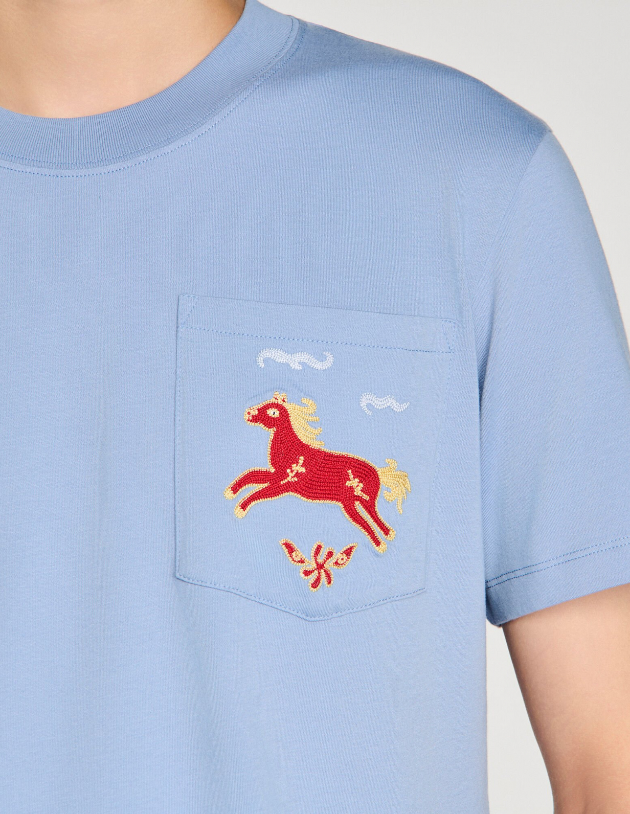 Чоловіча блакитна футболка з вишивкою коня_3