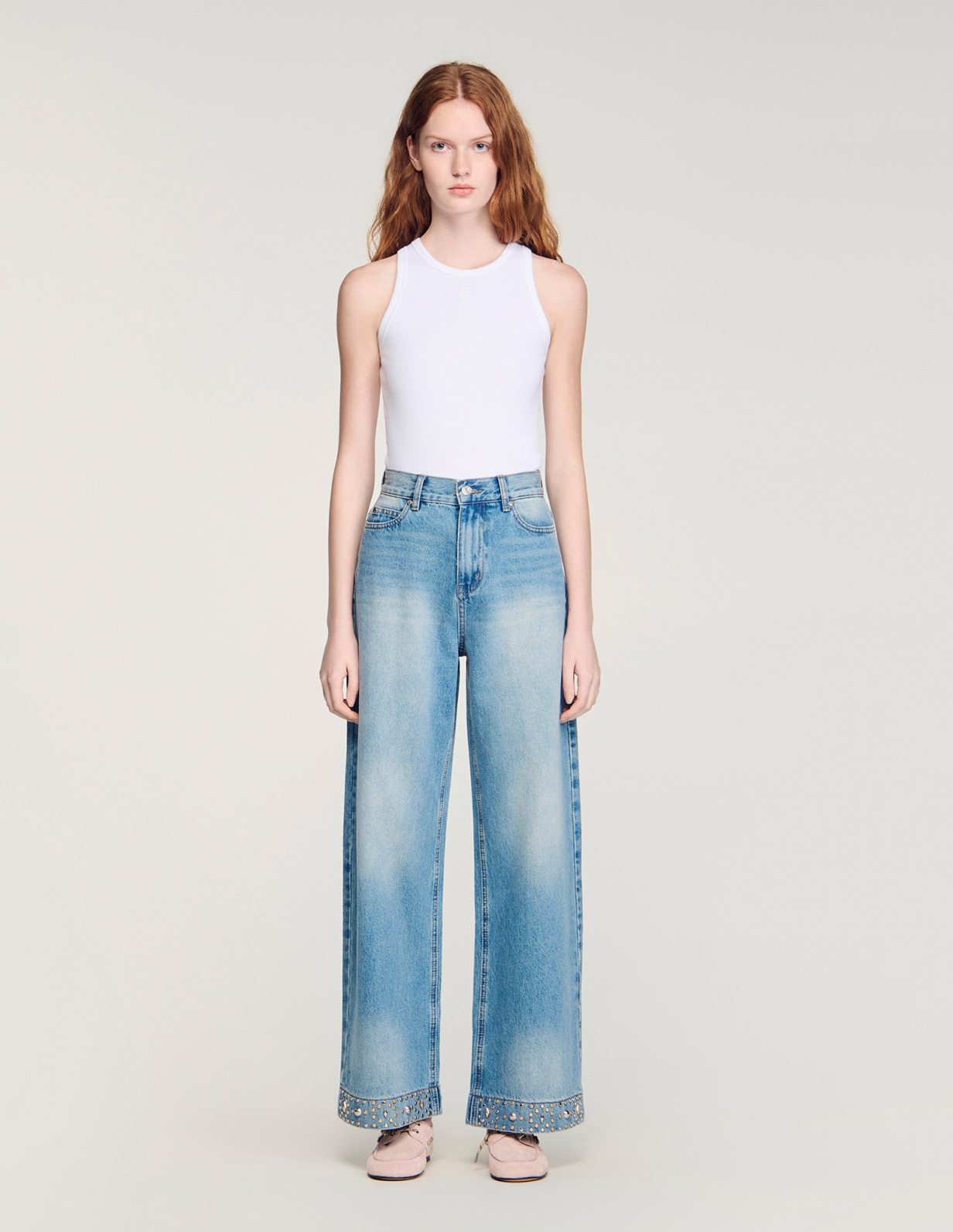 Женские синие широкие джинсы из заклепками_2