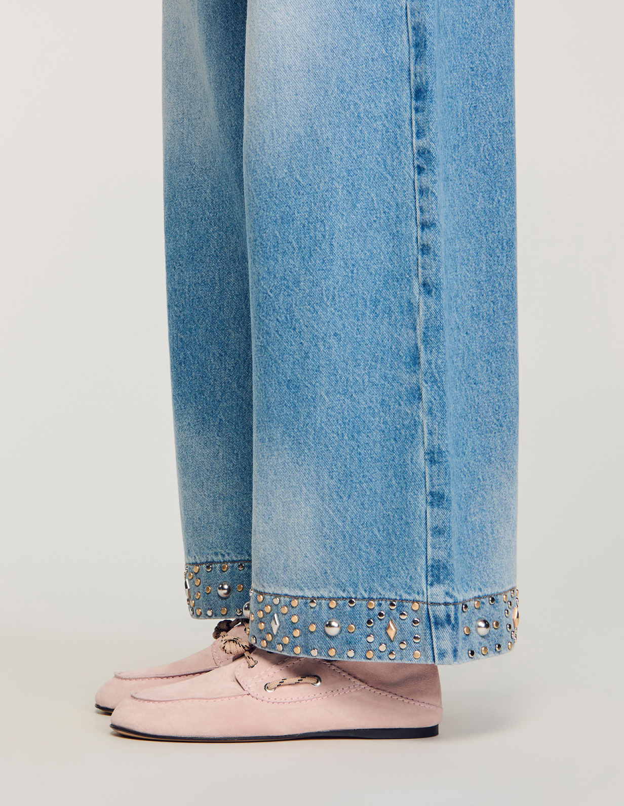 Женские синие широкие джинсы из заклепками_3