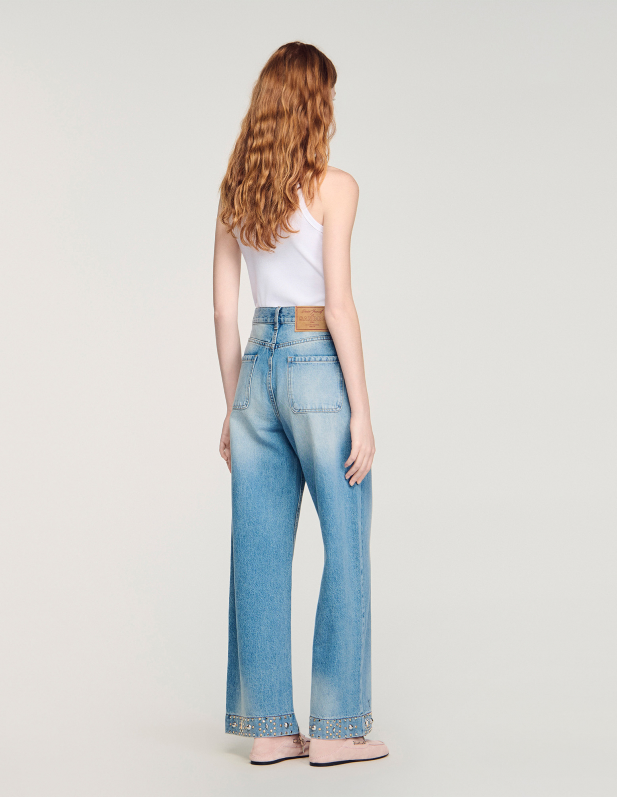 Женские синие широкие джинсы из заклепками_5